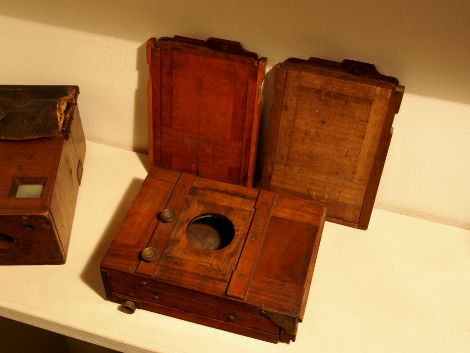 Old photographical equipment pic8