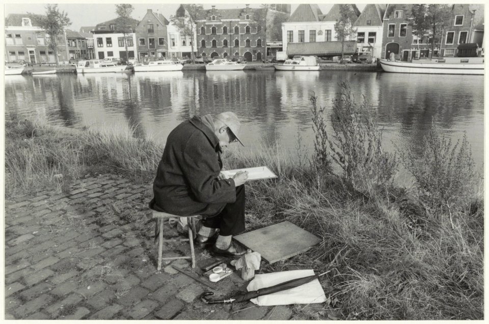 Onbekende schilder aan het werk op het Donkere Spaarne, ziende naar de Houtmarkt. NL-HlmNHA 54016830