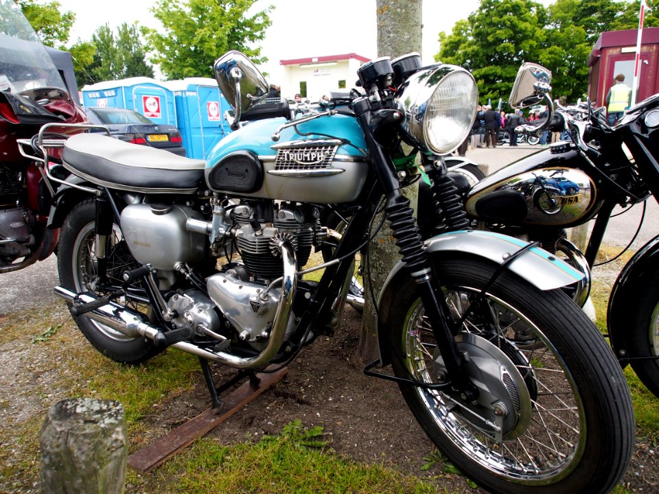 Old Silver and light blue colored Triumph, pic2