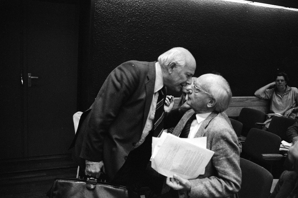 Onderonsje tussen Joop den Uyl (l) en Anne Vondeling, Bestanddeelnr 930-4653