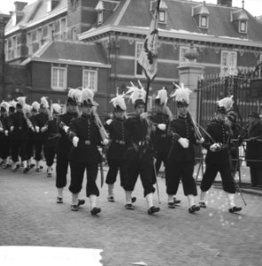 Ondertrouw prinses Beatrix en Claus, marcherende militairen, Bestanddeelnr 918-7929