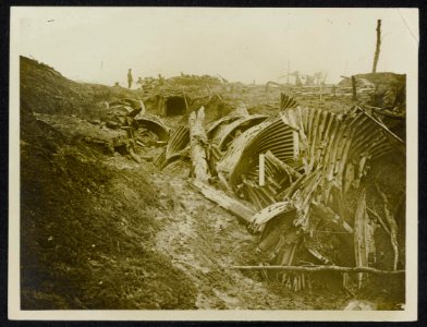 Once a German trench. Note effect of our artillery on the iron work of their dug, Bestanddeelnr 158-0984