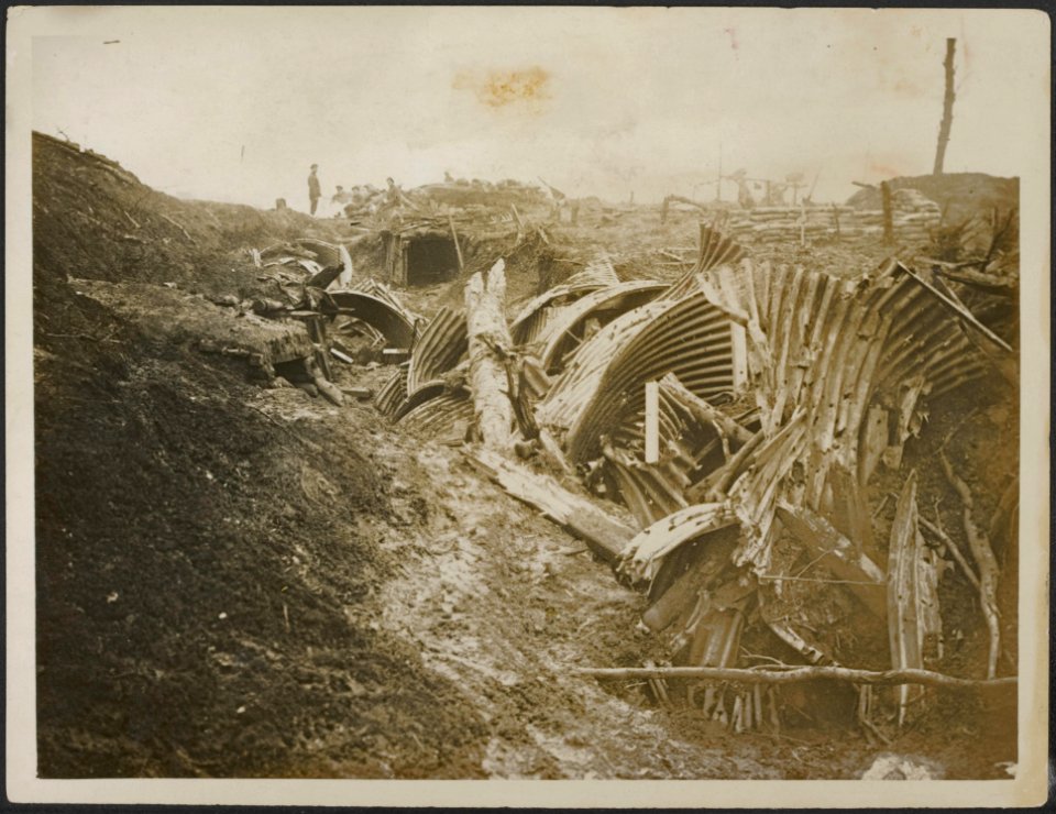 Once a German trench .. effect of our artillery on the iron work of their dugo, Bestanddeelnr 158-2052