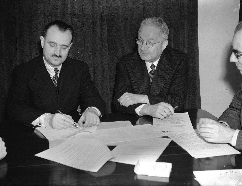 Ondertekening van de repatriëringsovereenkomst tussen Nederland en Frankrijk. De, Bestanddeelnr 935-2626