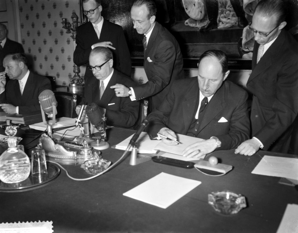 Ondertekening van het Nederlands Duitsverdrag door Minister Luns en Minister Von, Bestanddeelnr 911-1577