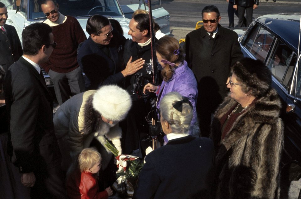 Onderlinge begroeting. Prins Benhard, prins Claus, prins Carel Hugo, prins Irene, Bestanddeelnr 254-8413