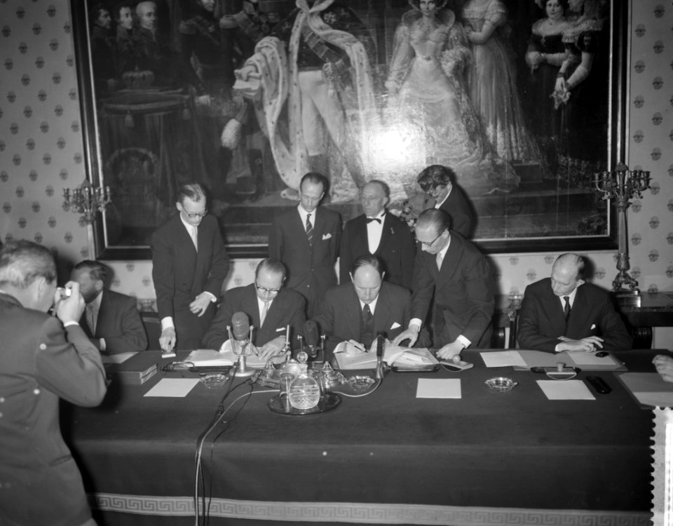 Ondertekening van het Nederlands Duitsverdrag door Minister Luns en Minister Von, Bestanddeelnr 911-1573