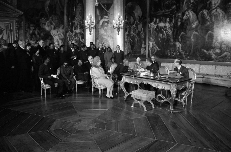 Ondertekening verdrag kinderhulpplan op Huis ten Bosch v.l.n.r. koningin Julia, Bestanddeelnr 928-2837