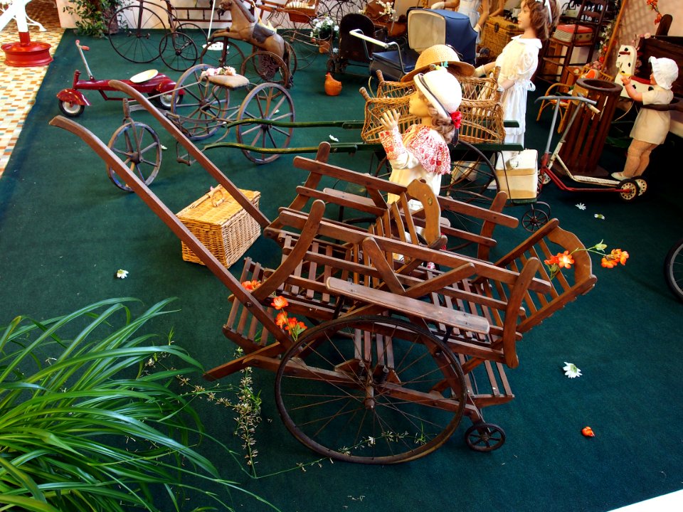 Old rickshaw at the Musée Automobile de Vendée pic-4