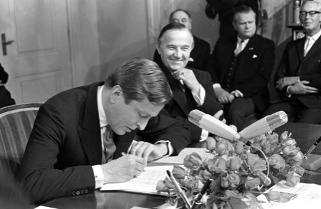 Ondertekening van de geboorteaangifte door Prins Claus. Naast hem zit premier d…, Bestanddeelnr 921-7217