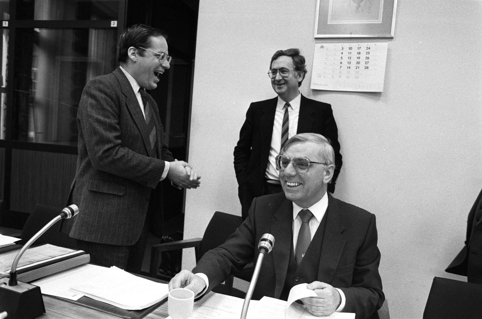 Onderonsje tussen minister Deetman (l.), PvdA-woordvoer Niessen (staand) en voor, Bestanddeelnr 933-5637