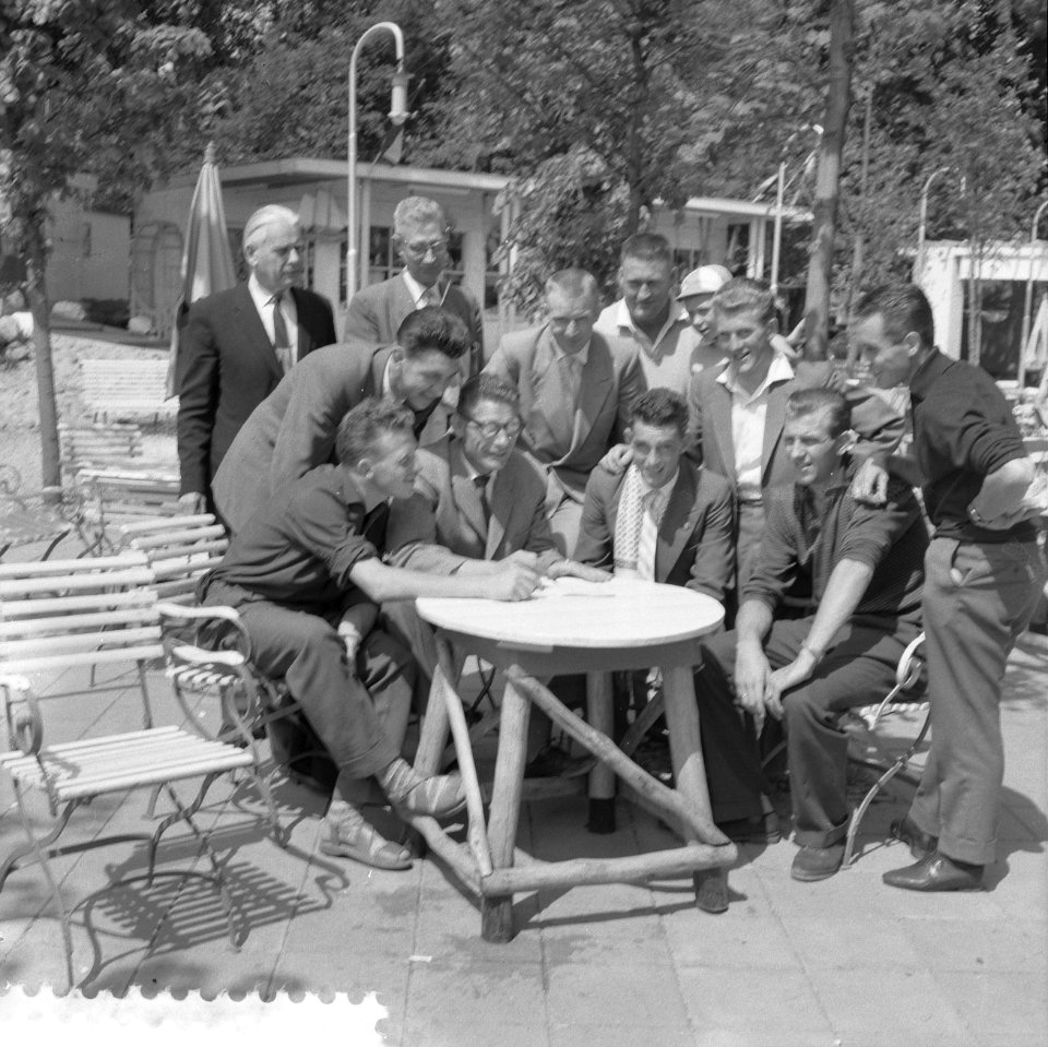 Ondertekening van het contract door de tourrenners te Derg en Dal, Bestanddeelnr 910-4574