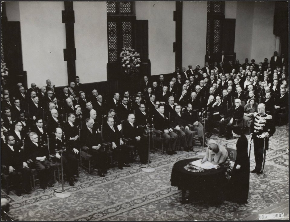 Ondertekening van het Statuut van het Koninkrijk door koningin Juliana in de Rid, Bestanddeelnr 015-0005