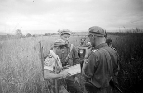 Onderofficieren van Infanterie XI KNIL (Gajah Merah) overleggen, Bestanddeelnr 2973