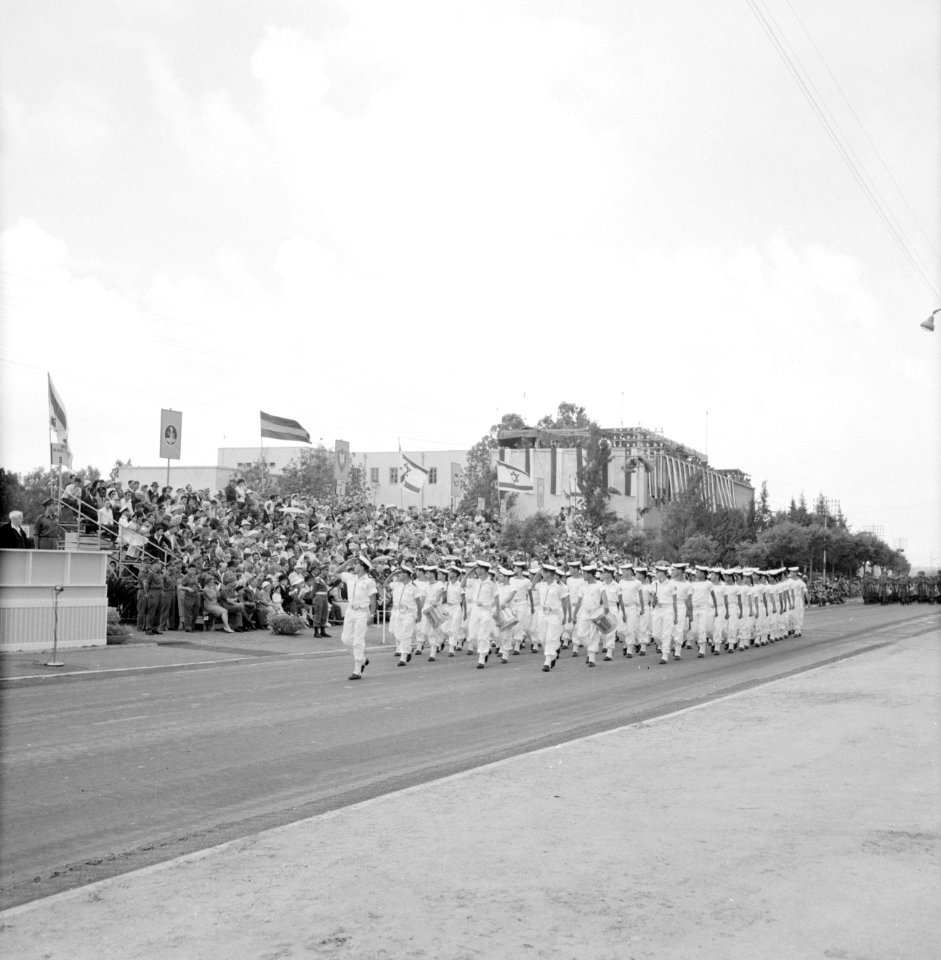 Onafhankelijkheidsdag (15 mei) Eenheid mariniers met trommels voorop passeeert , Bestanddeelnr 255-4648