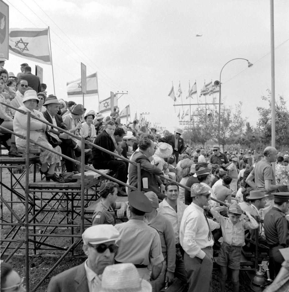 Onafhankelijkheidsdag (15 mei) Publiek op een tribune met vlaggemasten langs de, Bestanddeelnr 255-4660