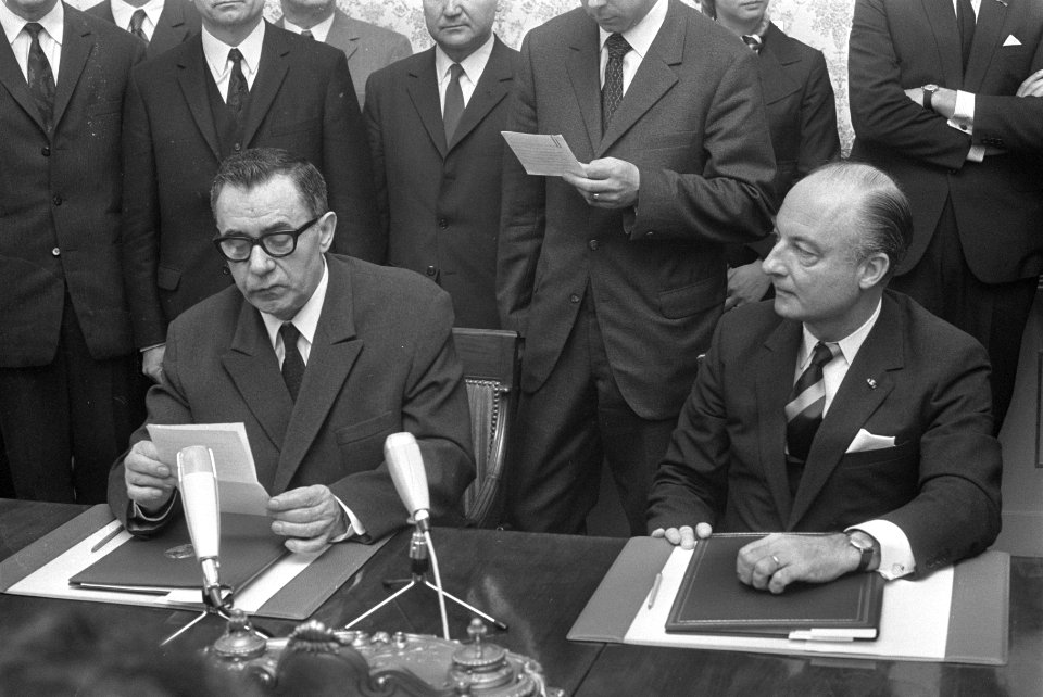Ondertekening verdrag Rusland en Nederland, Gromyko (link en Schmelzer tekenen v, Bestanddeelnr 925-7227