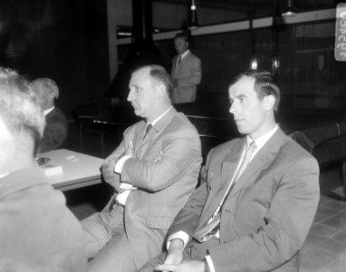 Onder de aanwezigen, Kees Rijvers (trainer van o.a. PSV) en rechts Coen Moulijn , Bestanddeelnr 919-5480