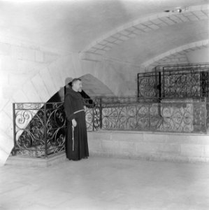 Onder de basiliek van de Verkondiging te Nazareth wijst men de Timmermanswwerkp, Bestanddeelnr 255-1080