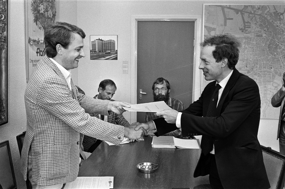 Ondernemingsraad Mobil Oil en FNV bieden wethouder Spoelstra (r) rapport aan i.v, Bestanddeelnr 932-2587