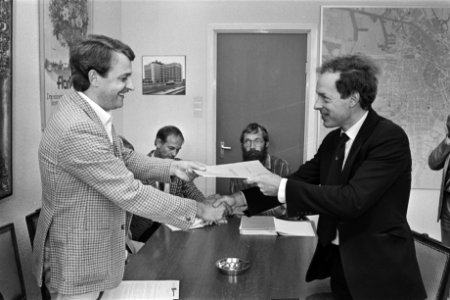 Ondernemingsraad Mobil Oil en FNV bieden wethouder Spoelstra (r) rapport aan i.v, Bestanddeelnr 932-2587