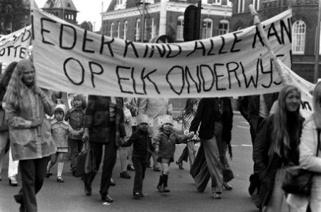 Onderwijsdemonstratie in Amsterdam kleuters lopen mee in demonstratie, Bestanddeelnr 927-2068