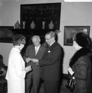 Onder de aanwezigen burgemeester van Gijsbert van Hall met zijn echtgenote, Bestanddeelnr 919-6976