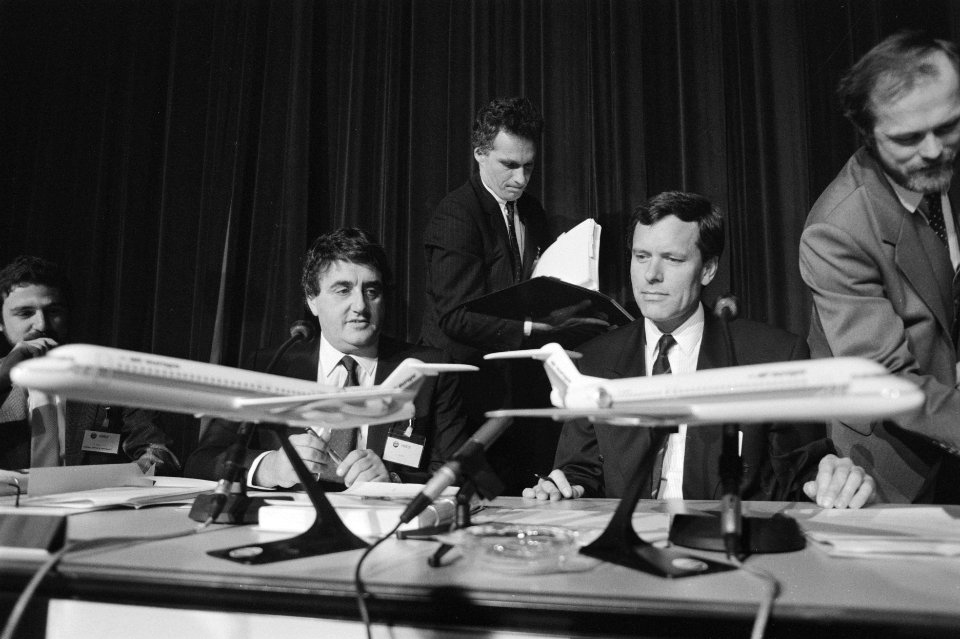 Ondertekening van het contract dat Fokker sluit met het Britse Air Europe Expres, Bestanddeelnr 934-4152