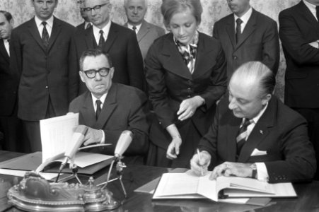 Ondertekening verdrag Rusland en Nederland, Gromyko (l) en Schmelzer tekenen, Bestanddeelnr 925-7225