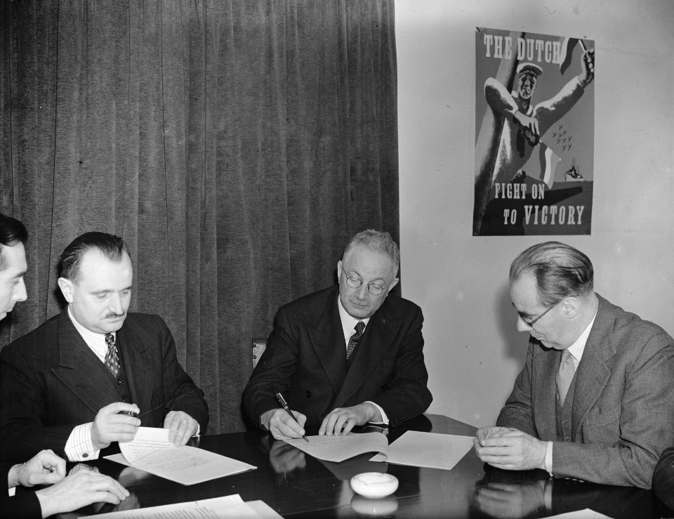 Ondertekening van de repatriëringsovereenkomst tussen Nederland en Frankrijk. Mi, Bestanddeelnr 935-2629