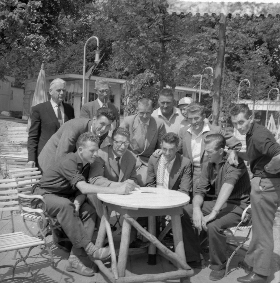Ondertekening van het contract door de tourrenners te Derg en Dal , op de voorst, Bestanddeelnr 910-4575