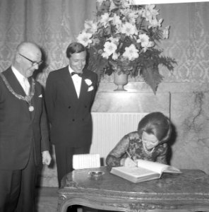 Ondertrouw prinses Beatrix en Claus, prinses Beatrix tekent gastenboek, Bestanddeelnr 918-8017