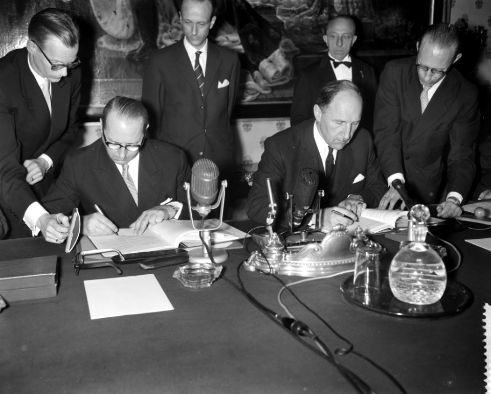Ondertekening van het Nederlands Duitsverdrag door Minister Luns en Minister Von, Bestanddeelnr 911-1578