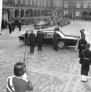 Ondertrouw prinses Beatrix en Claus, aankomst prinses Beatrix en Claus, Bestanddeelnr 918-7925