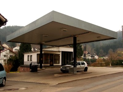 Old Petrol station at Elmstein pic1