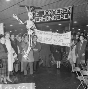 Onderwijzers demonstreren voor hogere salarissen in Julianahal te Utrecht, een s, Bestanddeelnr 915-9183