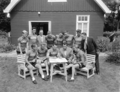 Ondertekening van contracten van Tour de France ploeg ten huize van Van Cees Pel, Bestanddeelnr 906-5580