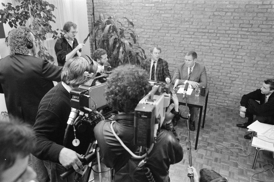 Persconferentie politie en AHOLD in Haarlem in verband met opheffen informatiest, Bestanddeelnr 934-1574