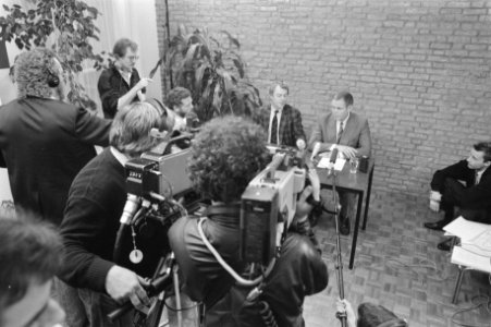Persconferentie politie en AHOLD in Haarlem in verband met opheffen informatiest, Bestanddeelnr 934-1574