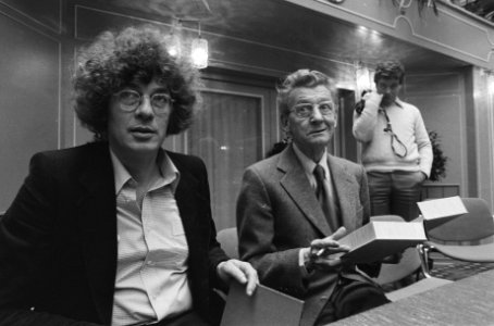 Peter van Straaten (links) en Simon Carmiggelt, Bestanddeelnr 930-1537
