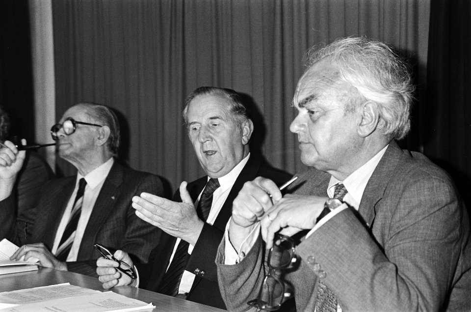 Persconferentie RCO in Den Haag v.l.n.r. Perquin (voorzitter KNOV), Van Veen (, Bestanddeelnr 931-5308