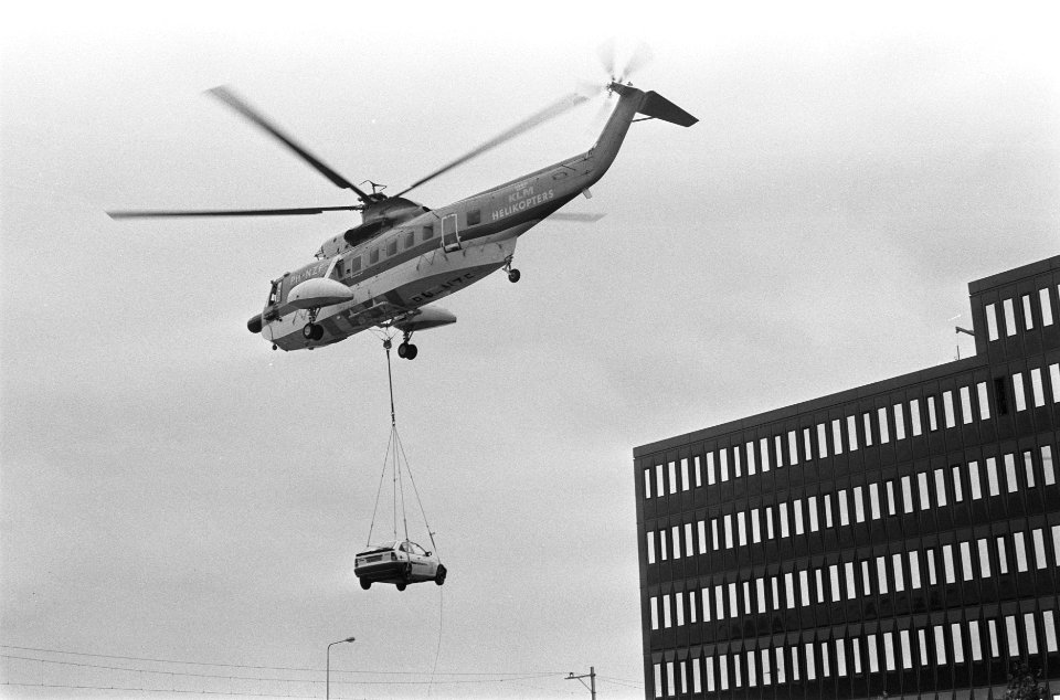Persconferentie Stichting Olympische Spelen 1992 helicopter brengt auto (hoofdp, Bestanddeelnr 933-7419