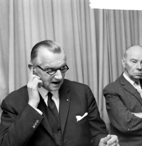 Persconferentie van de TROS (Televisie & Radio Omroep Stichting) in Nieuwspoort , Bestanddeelnr 918-5749