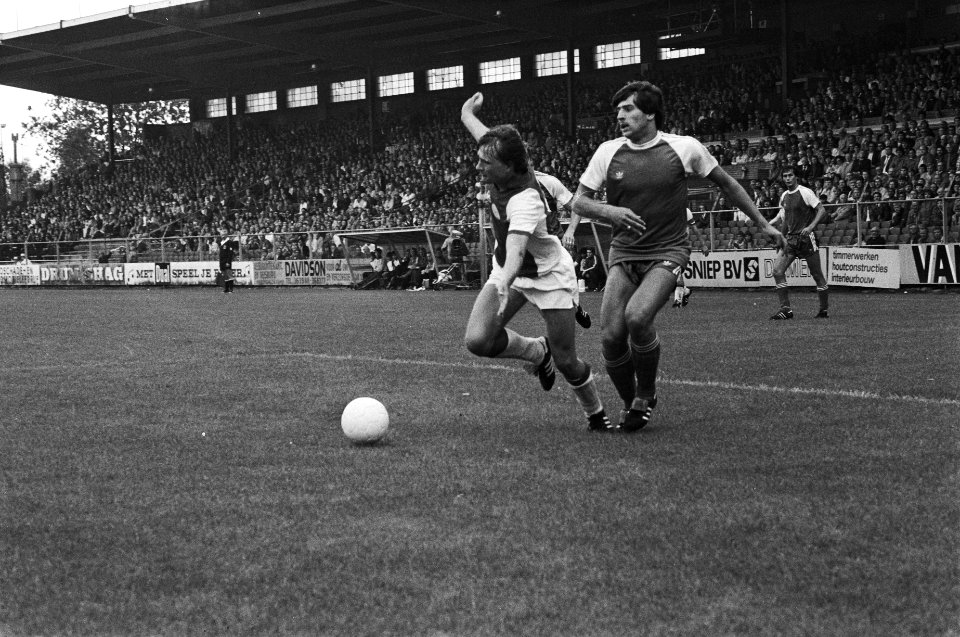 Peter Boeve (l) wordt ten val gebrachtdoor PSVer Scheepers tweede penalty door , Bestanddeelnr 931-0161