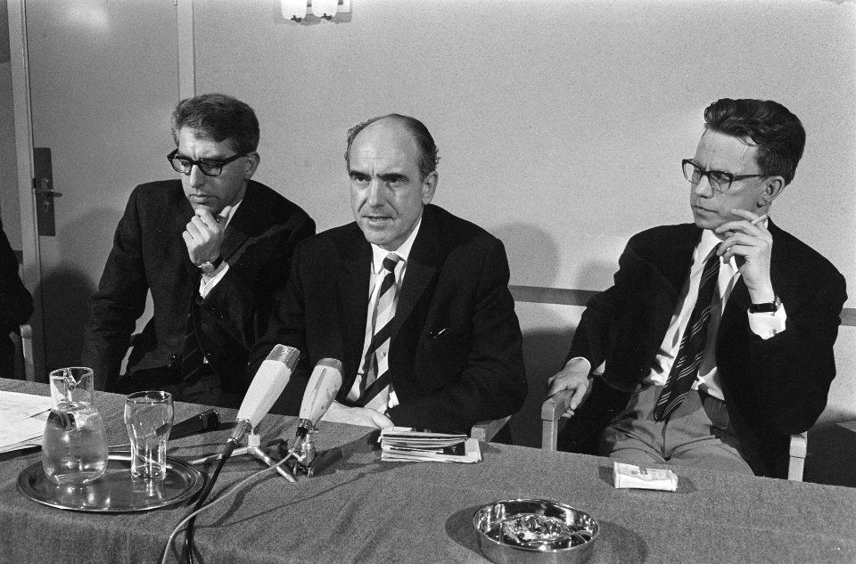 Persconferentie van Andreas Papandreaou in Poort van Cleve te Amsterdam. Vlnr D…, Bestanddeelnr 921-2799