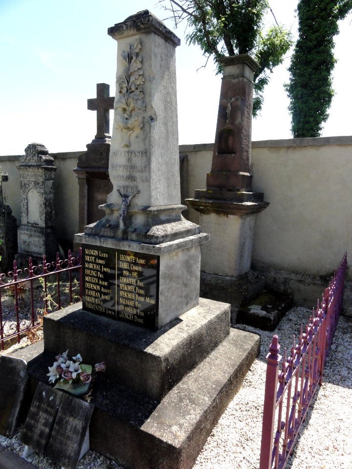 Pettonville (M-et-M) monument aux morts au cimetière (02)