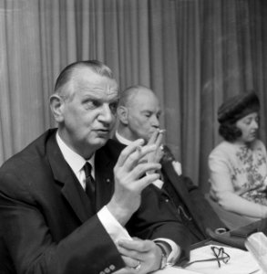 Persconferentie van de TROS (Televisie & Radio Omroep Stichting) in Nieuwspoort , Bestanddeelnr 918-5742