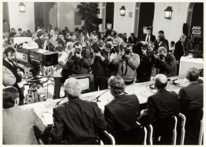 Persconferentie in het Bloemendaalse gemeentehuis i.v.m. de ontvoering van Gerrit Jan Heijn. NL-HlmNHA 54020761