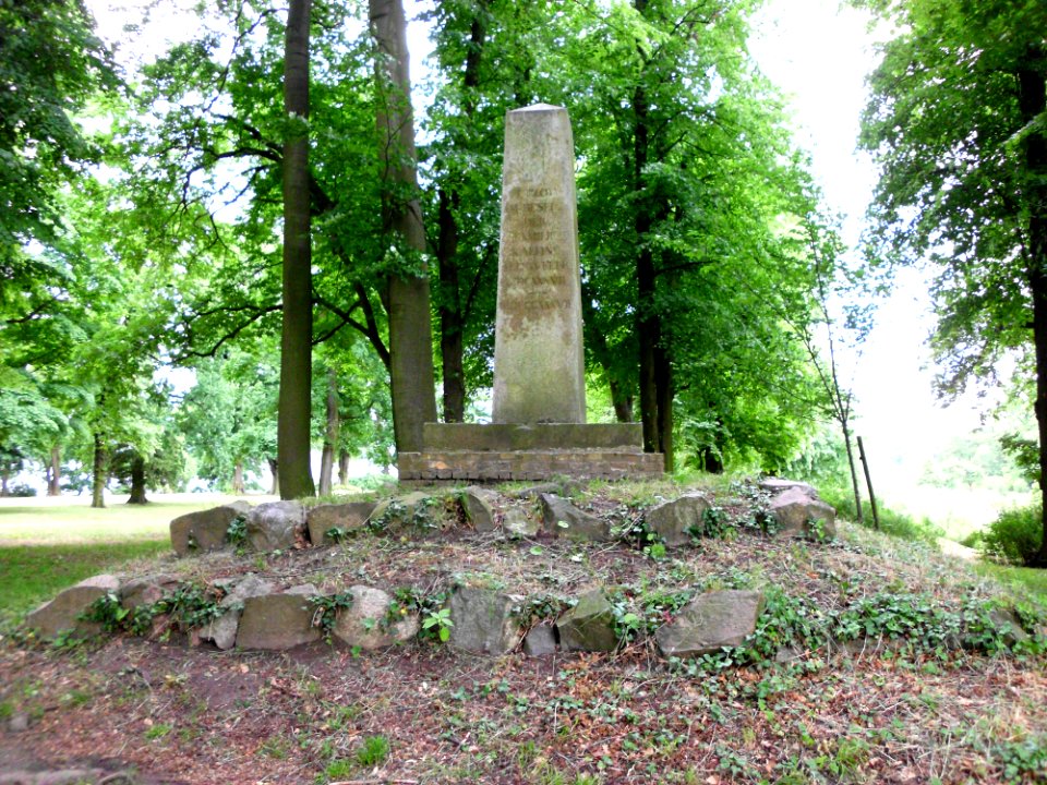 Petzow Schloss Obelisk 5