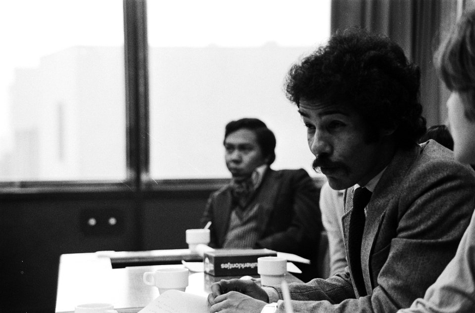 Persconferentie van Kharin (r,vertegenwoordiger Polisario, guerrilla- of bevrijd, Bestanddeelnr 930-5514